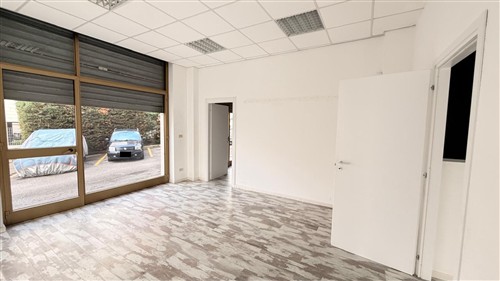 Locale Commerciale con Posto Auto Privato. Locato!